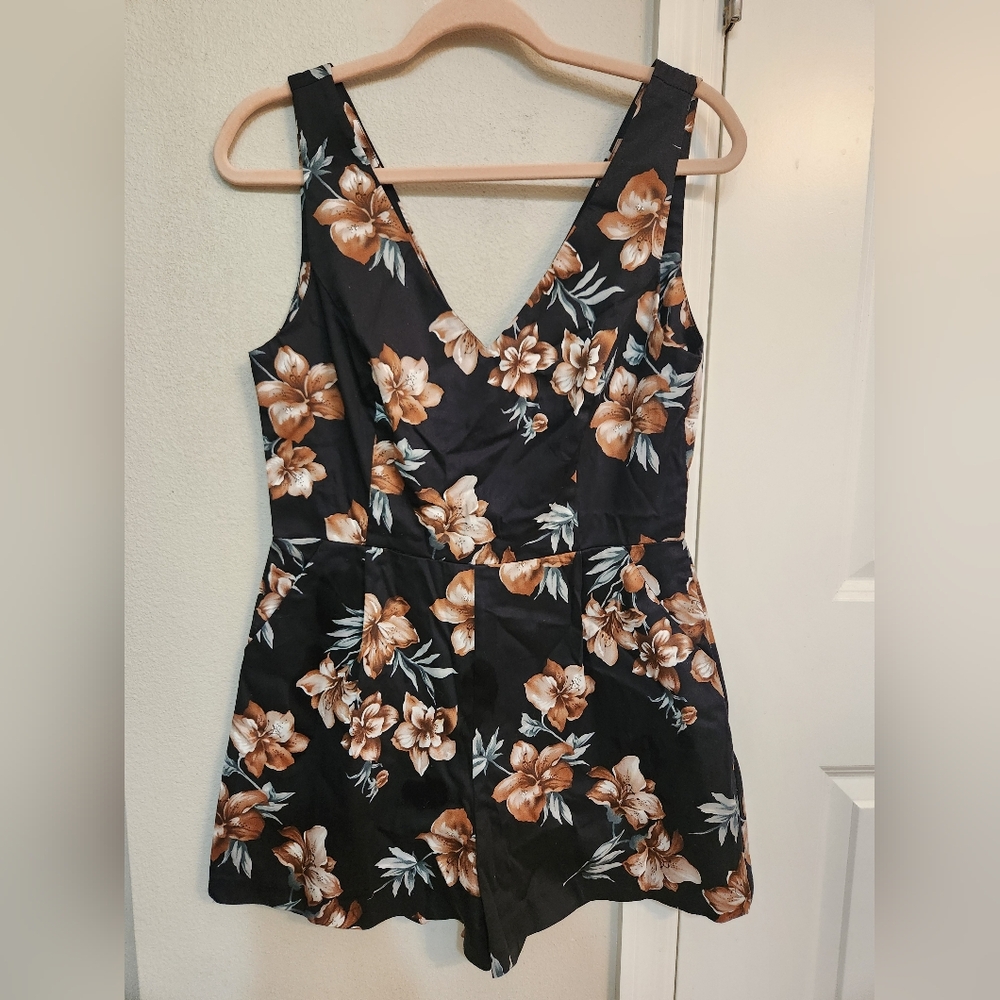 Go Lightly sold by Pinup couture tiki hibiscus 🌺 flower romper size Medium